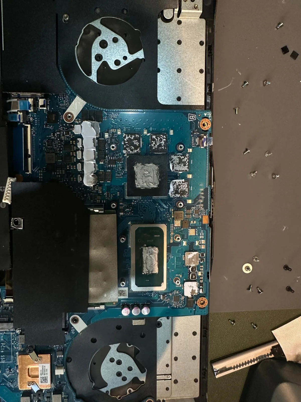 Laptop de gaming deschis, cu cele două ventilatoare și placa de bază la vedere