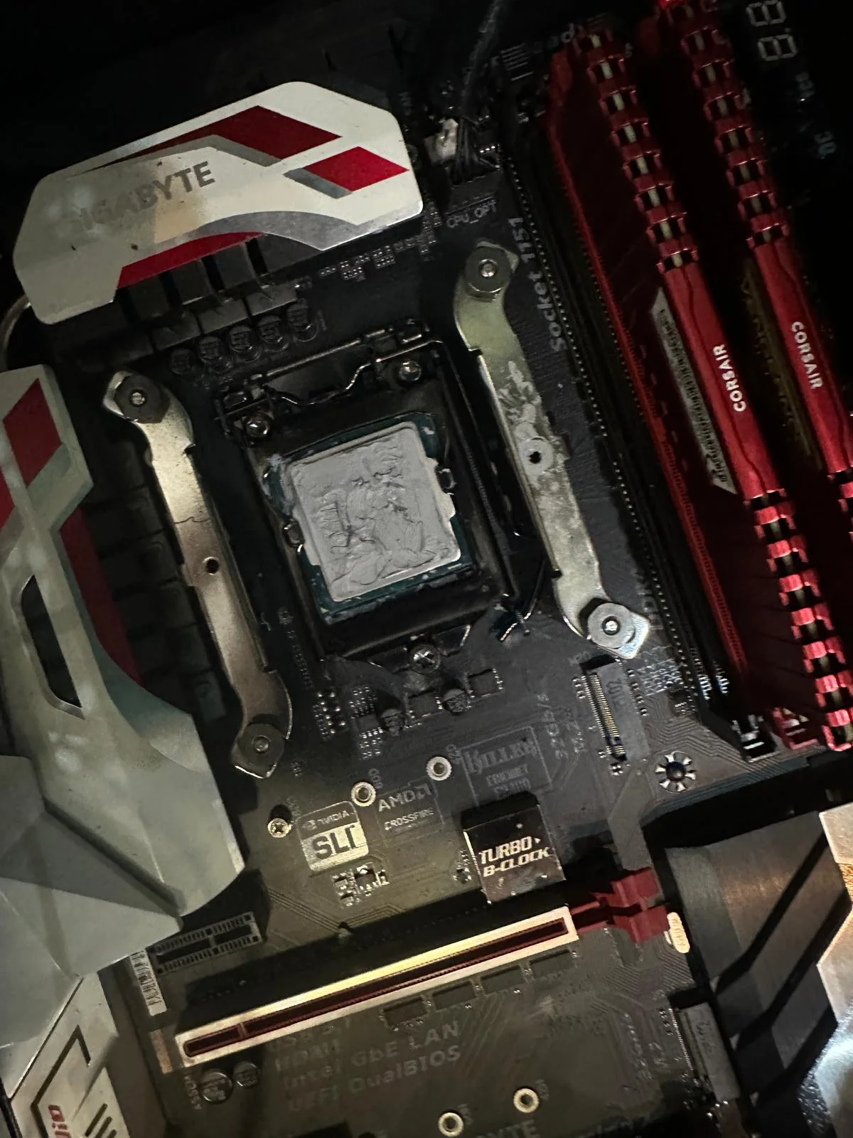 Placă de bază de PC desktop deschisă, cu pasta termică uscată pe procesor