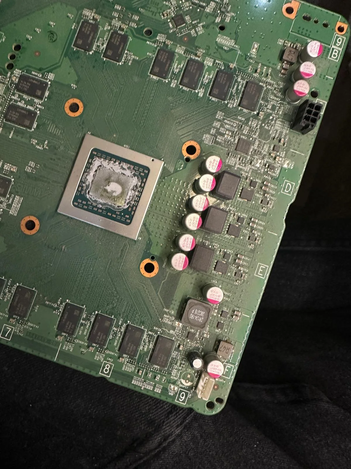 Placa de bază verde a unei console, cu cipul grafic curățat