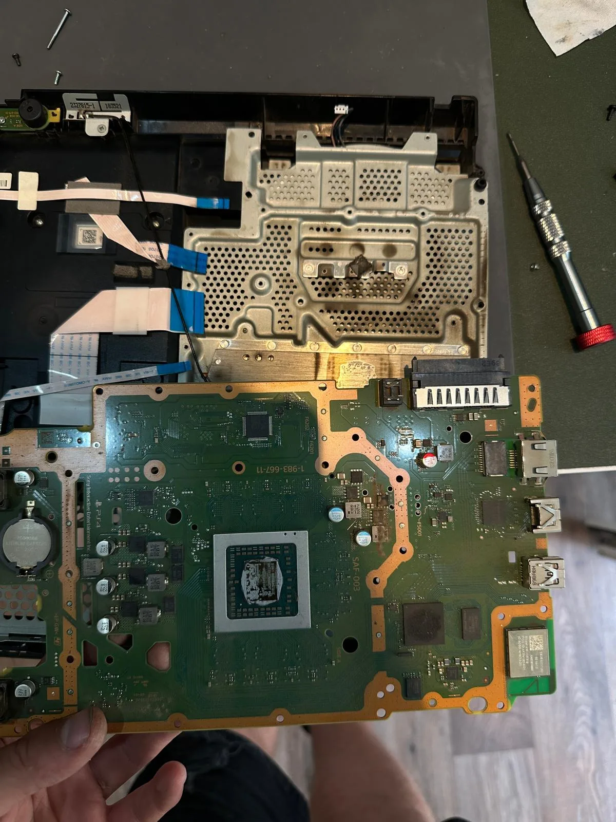 Placa de bază a unei console, cu scutul metalic al procesorului