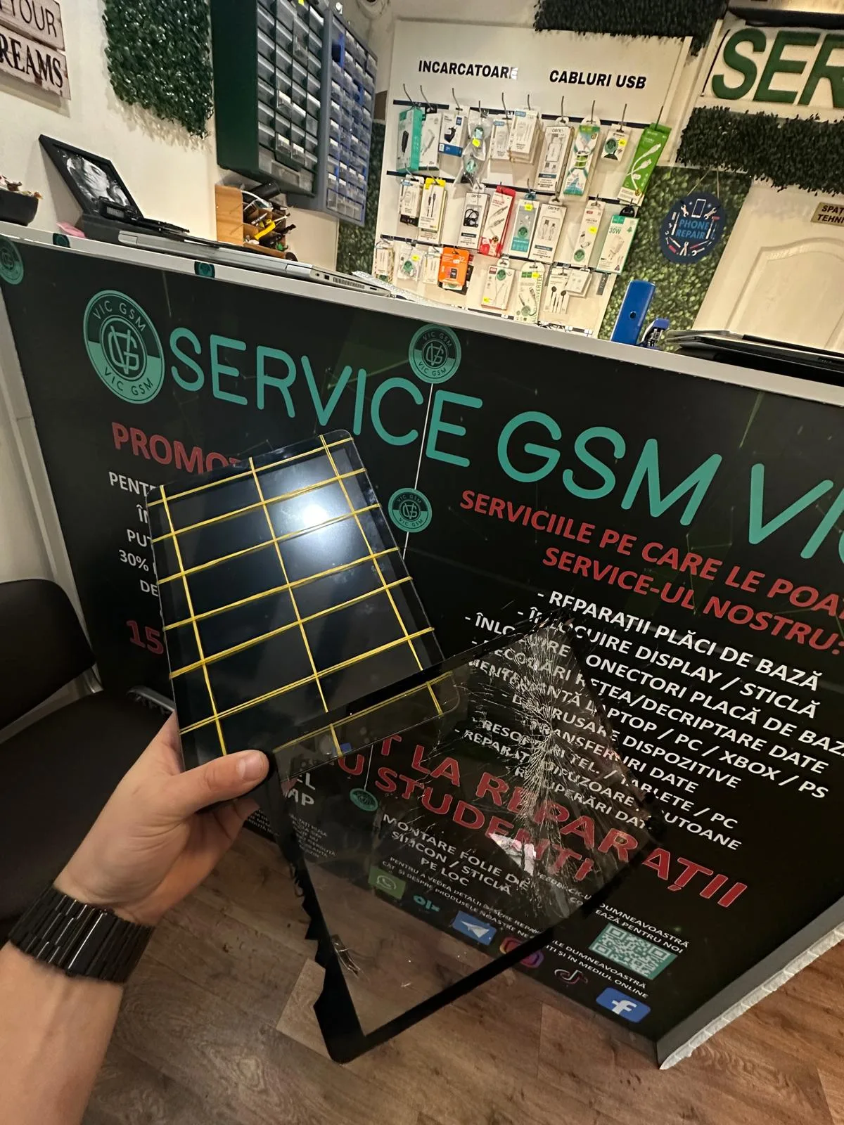Sticlă nouă de schimb pentru ecran, ținută în fața tejghelei VIC GSM